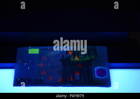 Geld testen - Detektor Euro Europäische Währung Fake prüfen Stockfoto