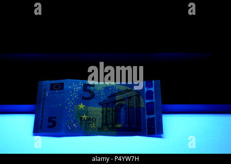 Geld testen - Detektor Euro Europäische Währung Fake prüfen Stockfoto