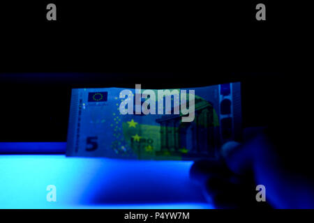 Geld testen - Detektor Euro Europäische Währung Fake prüfen Stockfoto