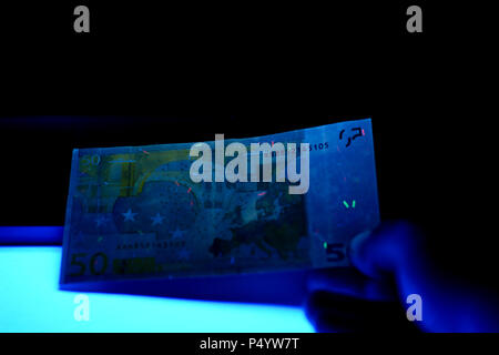 Geld testen - Detektor Euro Europäische Währung Fake prüfen Stockfoto