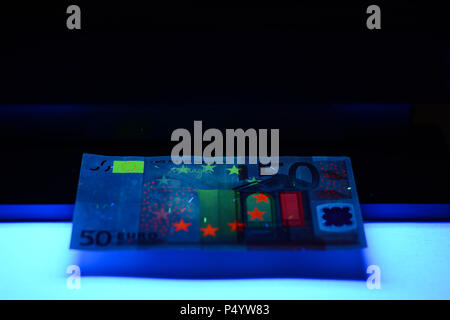 Geld testen - Detektor Euro Europäische Währung Fake prüfen Stockfoto