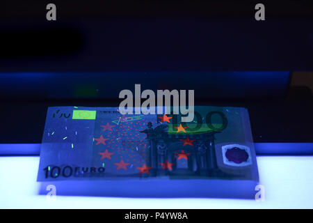 Geld testen - Detektor Euro Europäische Währung Fake prüfen Stockfoto