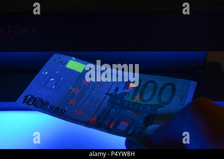 Geld testen - Detektor Euro Europäische Währung Fake prüfen Stockfoto