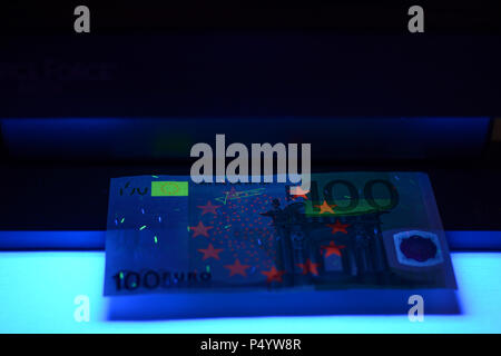 Geld testen - Detektor Euro Europäische Währung Fake prüfen Stockfoto