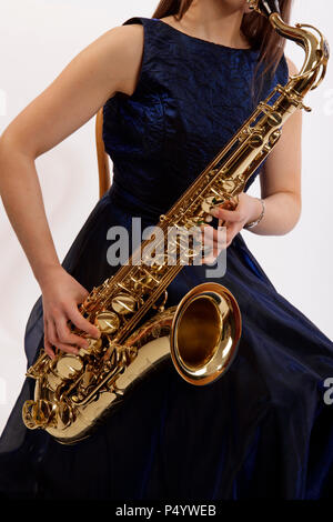 In der Nähe der Hände auf Tenor Saxophon Stockfoto