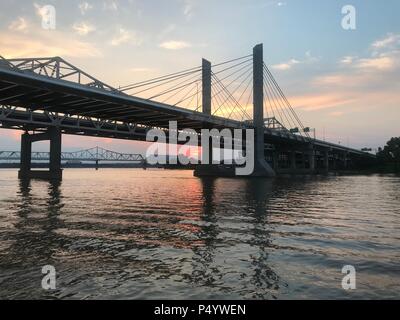 Brücke von Ohio River in Downtown Louisville KY Stockfoto