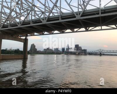 Blick auf Downtown Louisville aus Ohio River Stockfoto