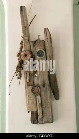 Objets trouvés zu einem Kopf, in Harry's Paradise garden, Bar, Restaurant und Appartements Emporios, Kalymnos, Griechenland Stockfoto