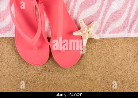 Rosa Sandale flip flop und Handtuch auf den sand Strand und Seesterne. Sommerferien Kopie Raum und Konzept. Ansicht von oben, in der Nähe Stockfoto