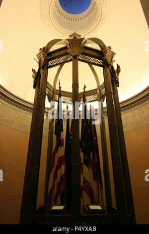 NEW YORK, NY - 8. JULI: Historische amerikanische Flaggen in General Grant National Memorial in Morningside Höhe in Manhattan am 8. Juli, 2017 Stockfoto