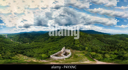 360-Grad Panorama Luftbild von drohne zu Vogesen und die Ruinen der mittelalterlichen Burg Spesbourg, Andlau, Elsass, Frankreich. Stockfoto