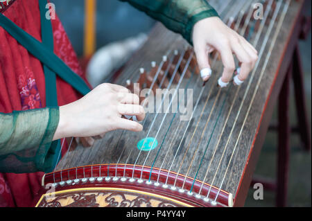 Chongqing, China - 13. Juni 2018: Frau spielen Guzheng traditionelle chinesische Musik Streichinstrument Stockfoto