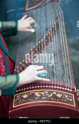 Chongqing, China - 13. Juni 2018: Frau spielen Guzheng traditionelle chinesische Musik Streichinstrument Stockfoto