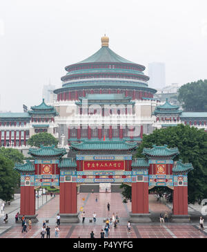 Chongqing, China - Juni 14,2018: RenMin Dalitang - der Menschen große Halle - in People's Square an einem nebligen Tag Stockfoto