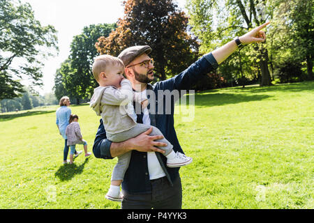 Vater und Sohn zu reden in einem Park Stockfoto