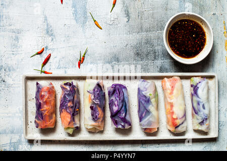 Vegan Reis Paper (vietnamesische Sommer Rollen), mit Kohl, Möhren, Paprika, Reis Nudeln und Soße Stockfoto