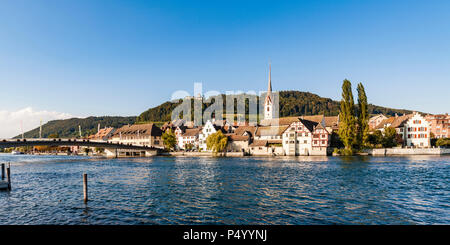 Schweiz, Kanton Schaffhausen, Stein am Rhein, Rhein, Altstadt, St. George's Abbey und Burg Hohenklingen Stockfoto