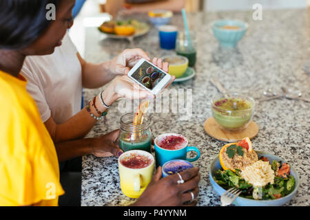 Frau, Smartphone Bild in einem kochworkshop Stockfoto