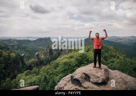 Deutschland, Sachsen, Elbsandsteingebirge, Mann auf eine Wanderung steht auf Rock Jubel Stockfoto