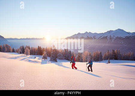 Österreich, Tirol, Schneeschuhwanderer bei Sonnenaufgang Stockfoto