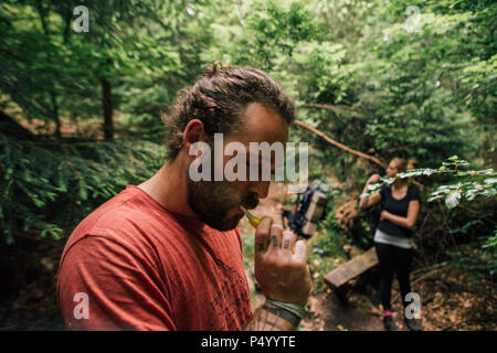 Junge Paare auf einer Trekking Tour Zähneputzen Stockfoto