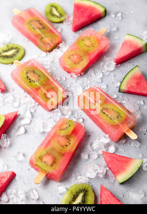 Hausgemachte Wassermelone kiwi Eis am Stiel Stockfoto