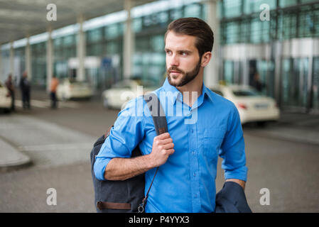 Junge Unternehmer mit Rucksack unterwegs. Stockfoto