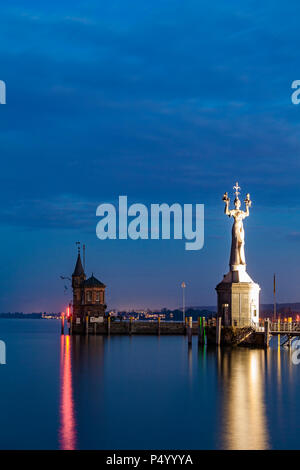 Deutschland, Konstanz, Blick auf die Hafeneinfahrt mit Leuchtturm und Imperia in der Dämmerung Stockfoto