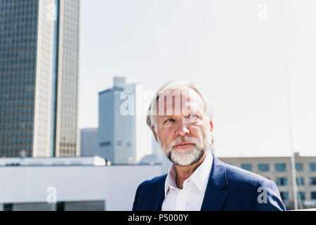 Portrait von schweren Reifen Geschäftsmann in der Stadt umher, um die Stockfoto