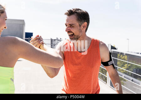 Paar zusammen arbeiten, Spaß haben Stockfoto