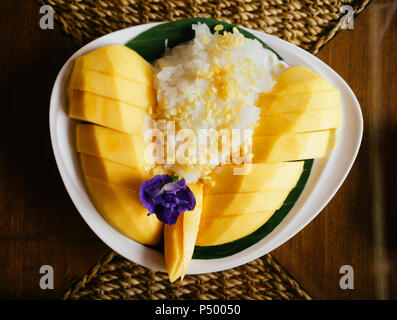 Thai Mango mit süßen klebrigen Reis und Kokosmilch Stockfoto