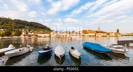 Schweiz, Kanton Schaffhausen, Stein am Rhein, Rhein, Altstadt und Fischerboote Stockfoto