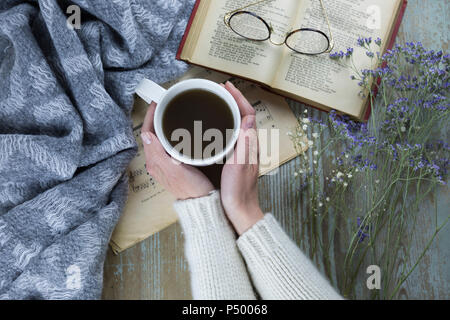 Hände von Frau mit Tasse schwarzen Kaffee Stockfoto