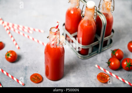 Hausgemachte Tomatensaft in Bügelverschlussflaschen Stockfoto