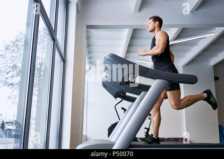 Mann läuft auf Laufband im Fitness-Studio Stockfoto