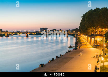 Frankreich, Haute-Garonne, Toulouse, Fluss Garonne mit Pont Saint Pierre und die Promenade im Abendlicht Stockfoto