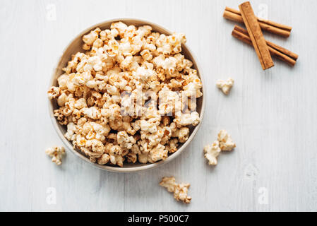 Popcorn gewürzt mit Zimt und Zucker, Birke Stockfoto