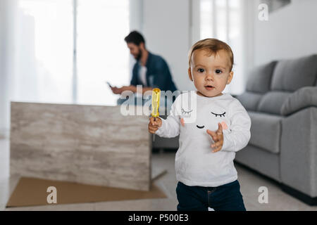 Vater und Tochter Montage eines hölzernen Tisch zu Hause Stockfoto