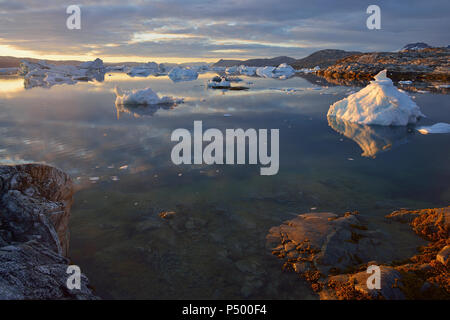 Grönland, Ostgrönland, Ansicht von Sarpaq über die eisberge von sermilik Fjord am Abend Stockfoto