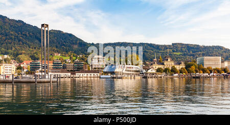 Österreich, Vorarlberg, Bregenz, Bodensee, Hafen mit tourboat, Kunsthaus Bregenz im Hintergrund Stockfoto