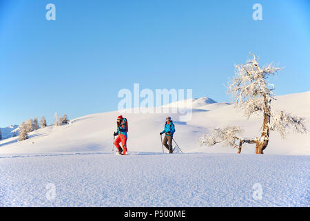 Österreich, Tirol, paar Schneeschuhwandern Stockfoto