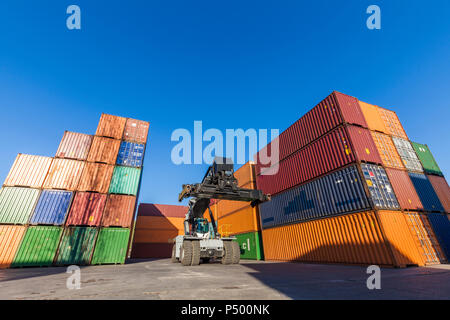 Deutschland, gestapelte Container Stockfoto