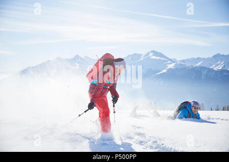 Österreich, Tirol, Schneeschuhwanderer durch den Schnee läuft, Mann fallen Stockfoto