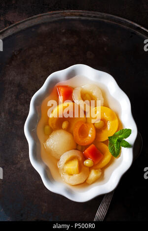Obst Salat in der Schüssel Stockfoto