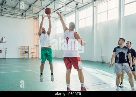Männer Basketball spielen, Hallenbad Stockfoto