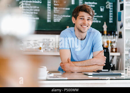 Porträt von lächelnden Mann in einem café Stockfoto