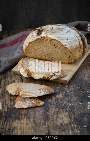 Hausgemachte sourgough Roggenbrot auf Schneidebrett Stockfoto