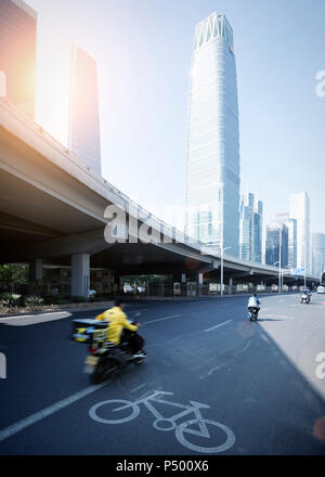 China, Peking, Hochhaus und der Verkehr auf der Straße Stockfoto