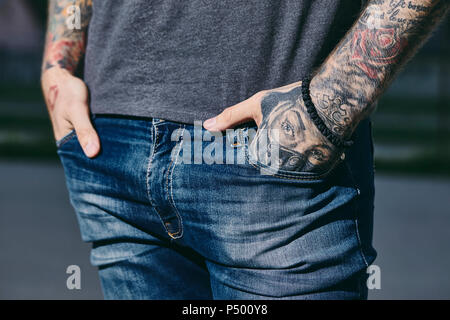 Tätowierte Arme eines jungen Mannes im Freien Stockfoto