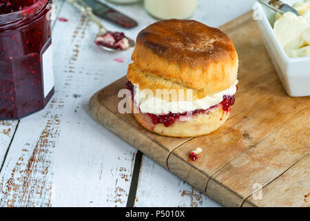 Traditionelle englische Scones mit Marmelade und Clotted Cream Stockfoto